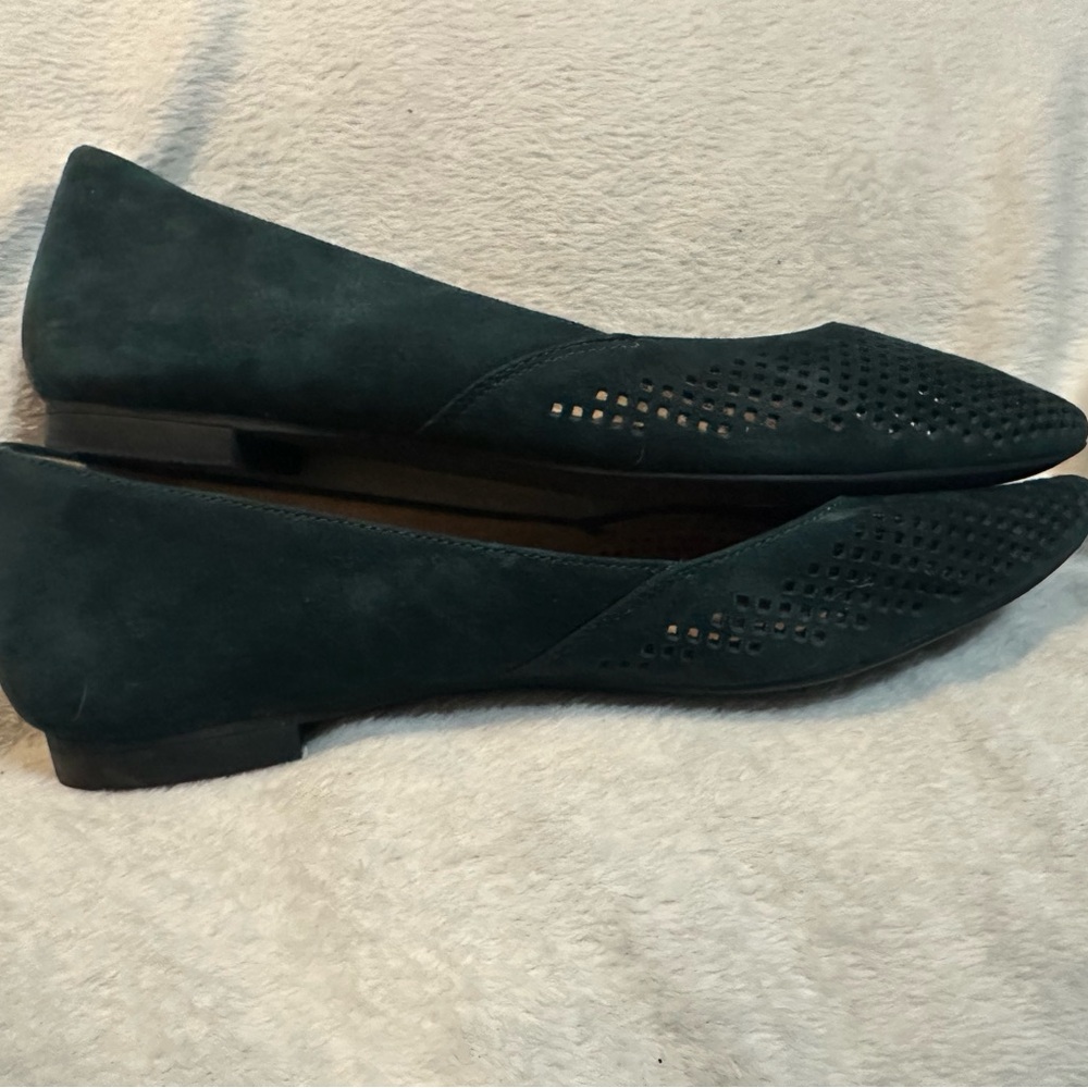 Vionic Women's Dark Green Flats (no shoe box) - Picture 4 of 9
